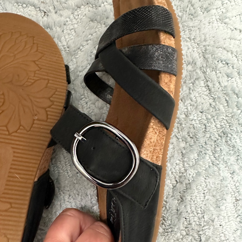 EuroSoft Women's Genalyn Black Sandals - like new! - Picture 5 of 8